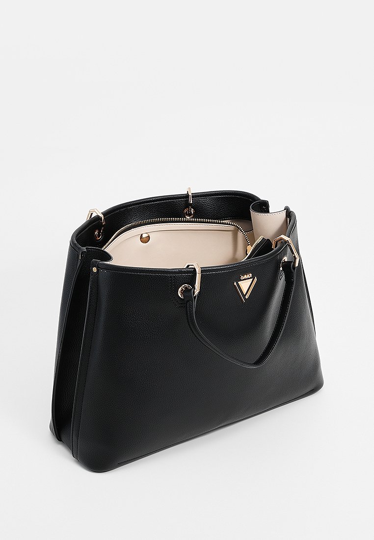 Borsa a mano strutturata nera realizzata in pelle testurizzata con accessori in tonalità oro, chiusura con zip e foderatura interna beige. Presenta manici superiori.