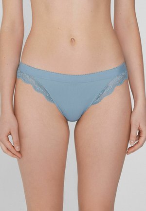 Tanga de color azul claro con relieve y adornos de encaje en la cintura. Textura suave y patrón floral detallado en los acentos de encaje.