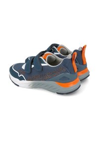 Scarpe sportive blu e grigie con dettagli arancioni, tomaia in rete testurizzata, doppie cinghie in Velcro e suola imbottita per supporto e comfort.