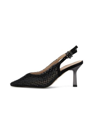 Zapato de tacón alto tipo slingback negro con punta puntiaguda, parte superior de malla decorada con pequeñas cuentas negras y una correa decorativa con hebilla.