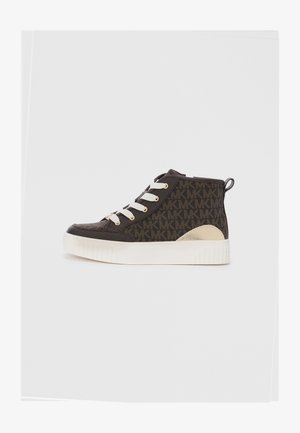 Sneaker înaltă din material maro cu un model repetat de logo, șireturi albe și talpă din cauciuc off-white; prezintă accente aurii pe călcâi.