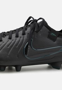 Sort fodboldstøvle med en struktureret læderoverdel, der har et glat Nike-swoosh-logo og sorte snørebånd. Sålen har koniske studser for godt greb.