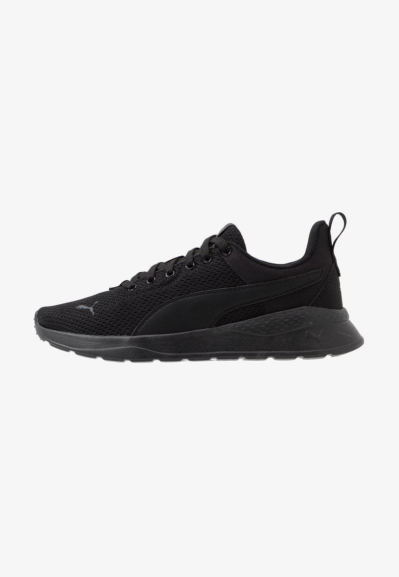 Baskets de sport noires avec dessus en mesh, col rembourré, fermeture à lacets et semelle texturée, vues de profil.