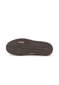 Brauner strukturierter Sneaker-Sohlen mit einem Fischgrätenmuster. Enthält ein Logo und eine kreisförmige Vertiefung für besseren Halt. Glatte Kanten und geformte Form.