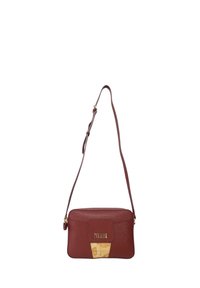 Borsa a tracolla in cuoio rosso con logo dorato e accentuazione a motivo mappa sul davanti. Presenta una singola tracolla regolabile e una texture liscia.