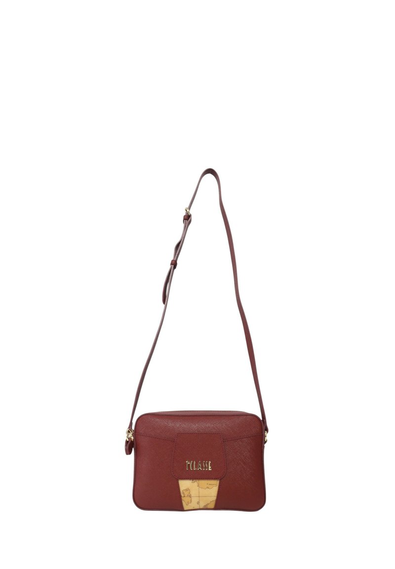 Borsa a tracolla in cuoio rosso con logo dorato e accentuazione a motivo mappa sul davanti. Presenta una singola tracolla regolabile e una texture liscia.