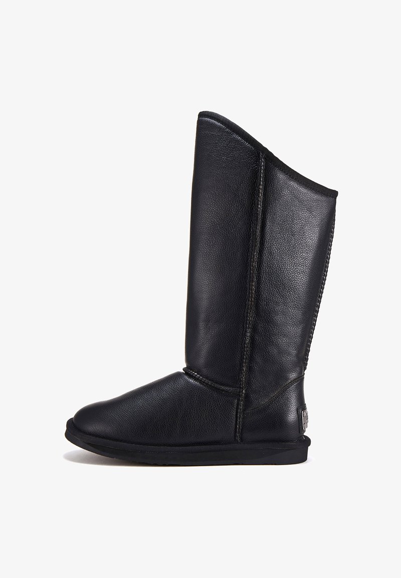 Wysoki czarny skórzany zimowy but na płaskiej podeszwie z widocznym szwem, zaprezentowany w profilu bocznym na białym tle.