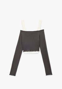 Ribbede off-the-shoulder top med lange ærmer, mørkegrå krop og lysebeige stropper med flæset kanter, der skaber en lagdelt effekt.