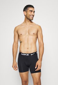 Nike Underwear ESSENTIAL 3 PACK - Cuecas boxer - black/red/uni gold-coloured