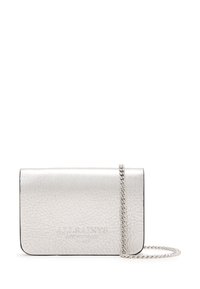Sølv lær crossbody-veske med teksturert overflate, med kjede-rem og preget logo på forsiden. Kompakt rektangulært design.
