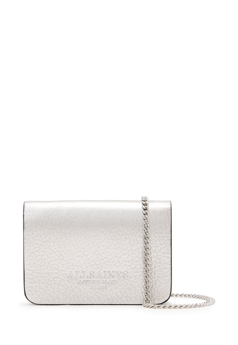Sølv lær crossbody-veske med teksturert overflate, med kjede-rem og preget logo på forsiden. Kompakt rektangulært design.
