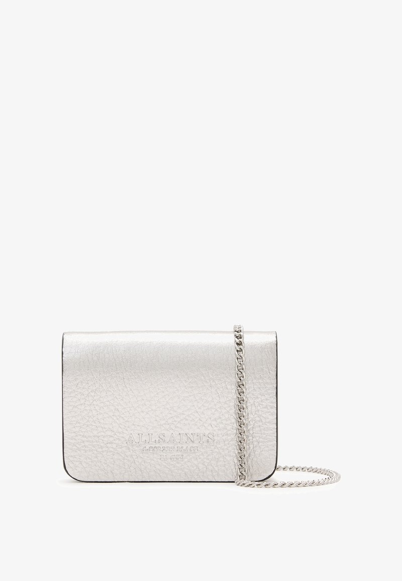 Sølv lær crossbody-veske med teksturert overflate, med kjede-rem og preget logo på forsiden. Kompakt rektangulært design.