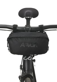 Schwarze Fahrradtasche für den Rahmen mit einem Reißverschluss, ausgestattet mit einem großen Logo, sicheren Riemen zur Befestigung und einer glatten Stoffoberfläche.