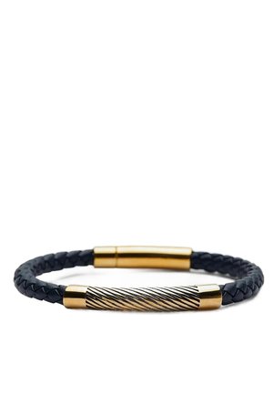 Sort flettet læderarmbånd med to guldfarvede cylindriske accenter, hvoraf den ene har et tekstureret stribet mønster og den anden er glat.