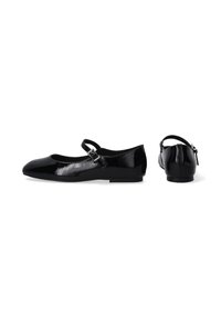 Czarne lakierowane buty typu Mary Jane z okrągłym noskiem, paskiem z klamrą i niskim płaskim obcasem. Gładka tekstura i prosta sylwetka.