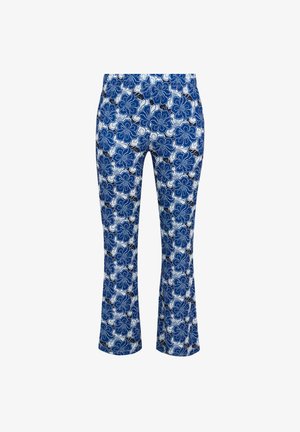 Blauw-witte broek met hoge taille en een gedurfd bloemmotief, nauwsluitend aan de bovenkant en iets wijder uitlopend aan de onderkant.
