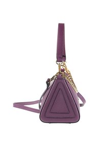 Paarse leren driehoekige handtas met dubbele pols- en schouderbanden, gouden kettingaccent en tekstuurlijke geometrische stiksels op het zijpaneel.