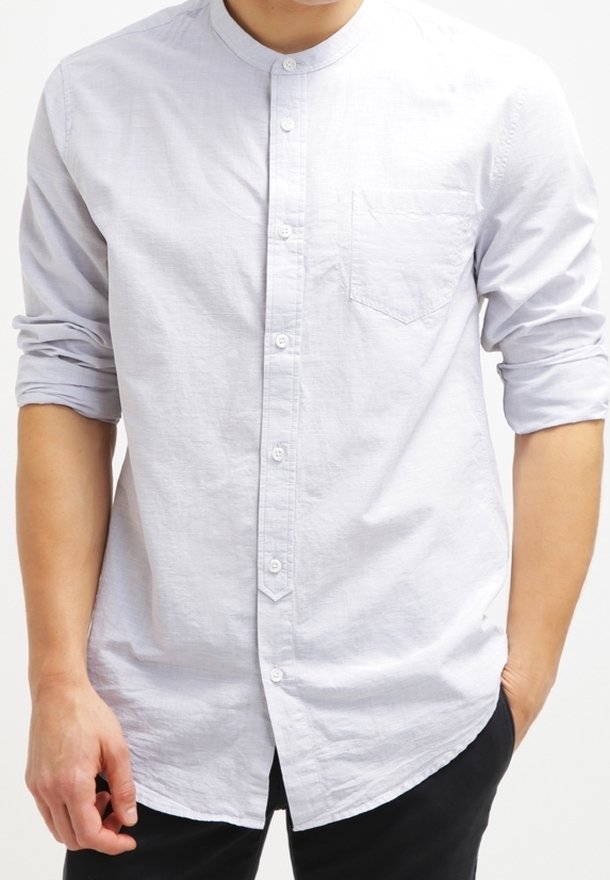 Camisa de botones gris claro con cuello mao, un bolsillo en el pecho y mangas de largo completo. Textura de tela suave y diseño ajustado.