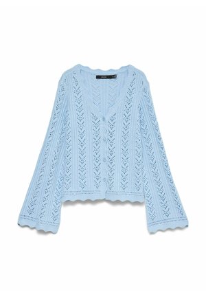 Cardigan tricoté bleu clair avec encolure en V, boutonnage sur le devant, bords festonnés et motifs ajourés verticaux sur les manches longues et le corps.