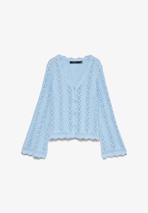 Cardigan tricoté bleu clair avec encolure en V, boutonnage sur le devant, bords festonnés et motifs ajourés verticaux sur les manches longues et le corps.