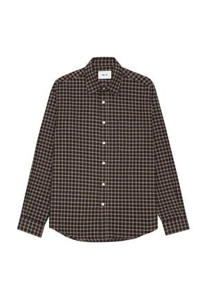 Langærmet button-down skjorte med sort, brun og beige ternet mønster og en forreste lomme på en hvid baggrund.