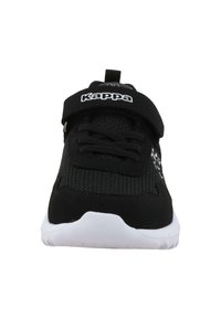 Mustad mustus sneaker, millel on hingav võrkmaterjalist pealne, kummist tald ja Kleebi rihm. Rihmal on logo ja külgedel tekstuuriga aktsendid.