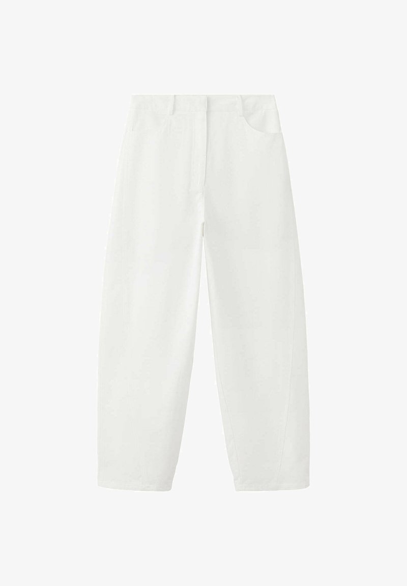 Pantalon blanc taille haute à jambes droites, avec passants de ceinture, poches avant et fermeture cachée par bouton et zip.