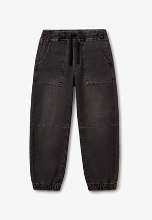 Joggers de mezclilla negra con cinturilla elástica, cordón ajustable y dos bolsillos delanteros. Piernas entalladas con puños elásticos en los tobillos.