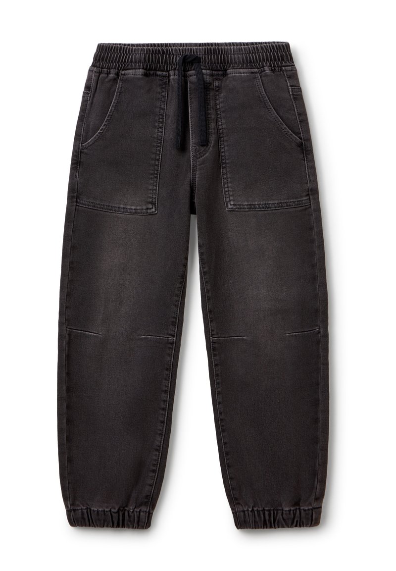 Černé denimové tepláky s elastickým pasem, nastavovatelnou šňůrkou a dvěma předními kapsami. Zúžené nohavice s elastickými manžetami na kotnících.