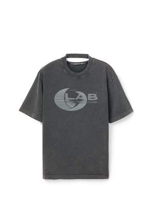 Grafitowoszary t-shirt z krótkim rękawem, okrągłym dekoltem i centralnie umieszczonym abstrakcyjnym logo z motywem sierpa księżyca i poziomych linii w jasnoszarym kolorze.