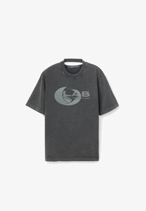 Koolgrijs T-shirt met korte mouwen en ronde hals, voorzien van een centraal geplaatst abstract logo met een maansikkel en horizontale lijnen in lichtgrijs.