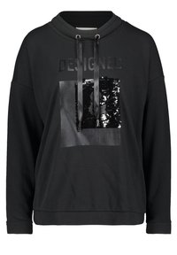 Czarna bluza z kapturem z teksturowanym, cekinowym kwadratem na środku, nad którym znajduje się napis "DESIGNED", oraz sznureczkami przy dekolcie.