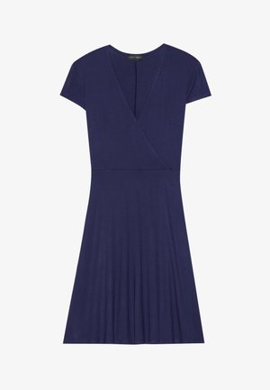 Tengerészkék batikolt ruha rövid ujjakkal, V-nyakkal és bővülő szoknyával. Puha, rugalmas anyagból készült. Két elülső zsebe van.