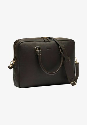 Brun læder dokumentmappe med struktureret overflade, dobbelt topkroge, justerbar skulderrem og hardware i guldtonet, med lynlås lukning.