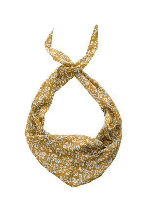 Mosterdgele driehoekige sjaal met lichtblauwe en witte bloemmotieven, bovenaan gestrikt met twee losse uiteinden.