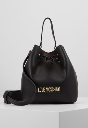 Sort læder bucket-taske med snørelukning, "LOVE MOSCHINO" guldtekst, topstrop og aftagelig skulderrem, vist på hvid overflade.