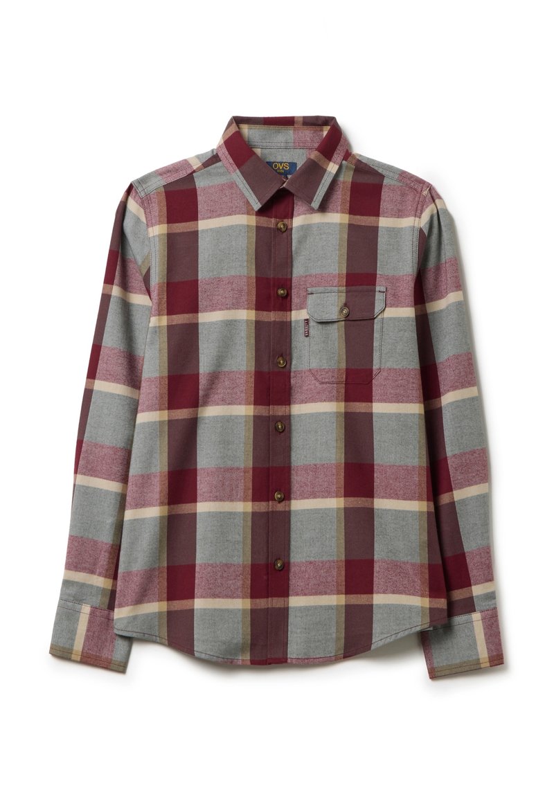 Camicia a maniche lunghe a quadretti in grigio, bordeaux e beige. Presenta un colletto button-down, tasca frontale e bottoni marroni su un tessuto morbido.