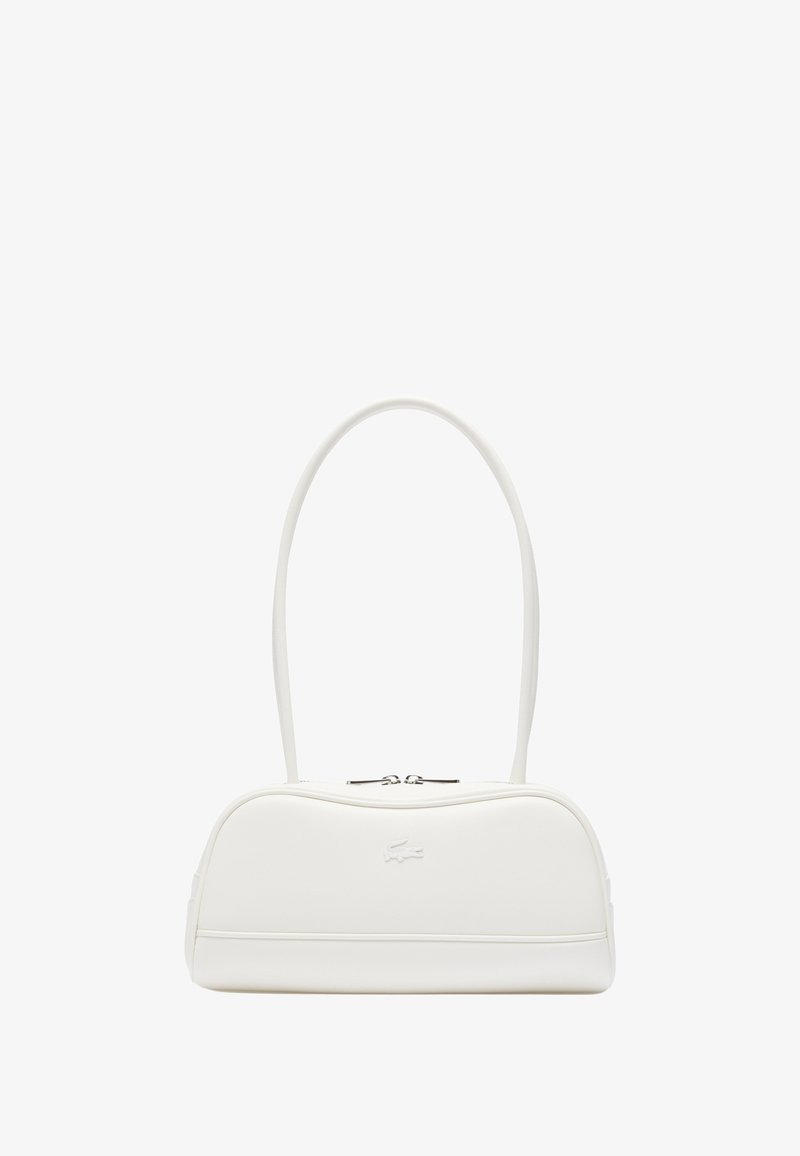 Borsa a spalla in pelle bianca con tracolla lunga, chiusura con zip argentata e logo in rilievo a forma di coccodrillo al centro davanti.