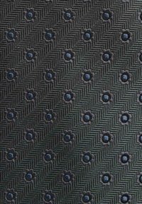 Tumma teksturoitu kangas, jossa on vinonauha-kuvio ja pieniä tasaisesti sijoitettuja kirjottuja kukkia, joissa on siniset keskustat.