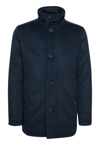 Kaput s mješavinom vune tamnoplave boje s visokim ovratnikom, pet dugmadi i bočnim džepovima. Tkanina ima glatku teksturu s suptilnim sjajem.