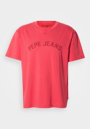 Korallno pamučna majica kratkih rukava s okruglim izrezom. Na prsima se nalazi natpis "PEPE JEANS" u tamnim slovima.