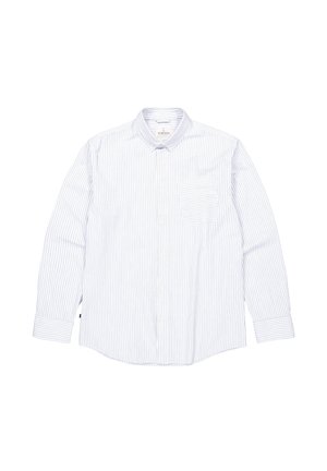 Witte overhemdbloes met dunne blauwe verticale strepen en een enkele borstzak, plat weergegeven met lange mouwen en een kraag.