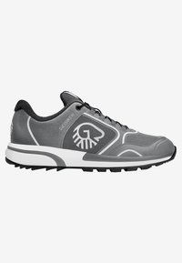 Chaussure de sport grise avec une tige texturée, une semelle intermédiaire blanche et une semelle extérieure noire. Présente un logo distinctif et des accents en matériau synthétique.