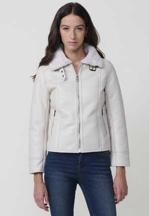 Chaqueta de cuero blanco con un suave cuello de pelo sintético, cierre con cremallera en la parte delantera, dos bolsillos laterales y detalles de costura vertical. Ajuste entallado con mangas largas.