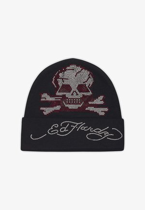 Zwarte beanie met een rhinestone ontwerp van een schedel en gekruiste beenderen in rood en zilver. Bevat 'Ed Hardy' tekst in rhinestones op de omgeslagen rand.