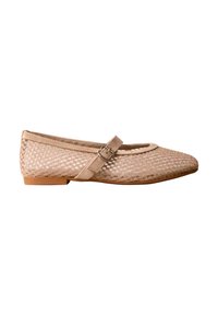 Chaussure plate Mary Jane beige en maille tissée avec une petite bride à boucle et une semelle basse couleur tan.