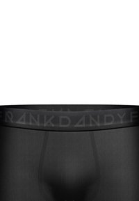 Svarta boxerkalsonger med en texturerad tygkvalitet och en logotyp i midjan. Designen inkluderar en åtsittande passform och diskret mönsterdetalj.