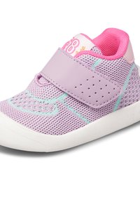Chaussure de sport lilas clair avec un dessus en maille, des accents synthétiques, une sangle Velcro et une semelle en caoutchouc blanc texturé. Comprend des détails aqua.