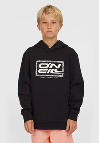 Sudadera negra con un gran gráfico frontal en blanco que presenta "O'Neill Surf Supply Co." Bolsillo tipo canguro, puños acanalados y dobladillo.