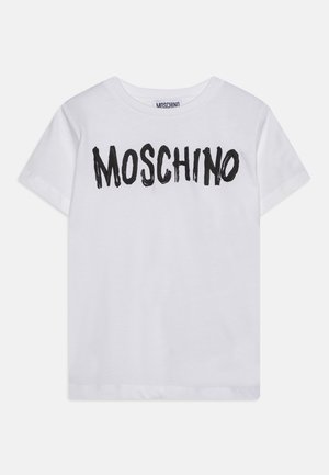 Hvid T-shirt med korte ærmer med sort fed Moschino-logo centreret på brystet, rund halsudskæring og ensfarvet baggrund.